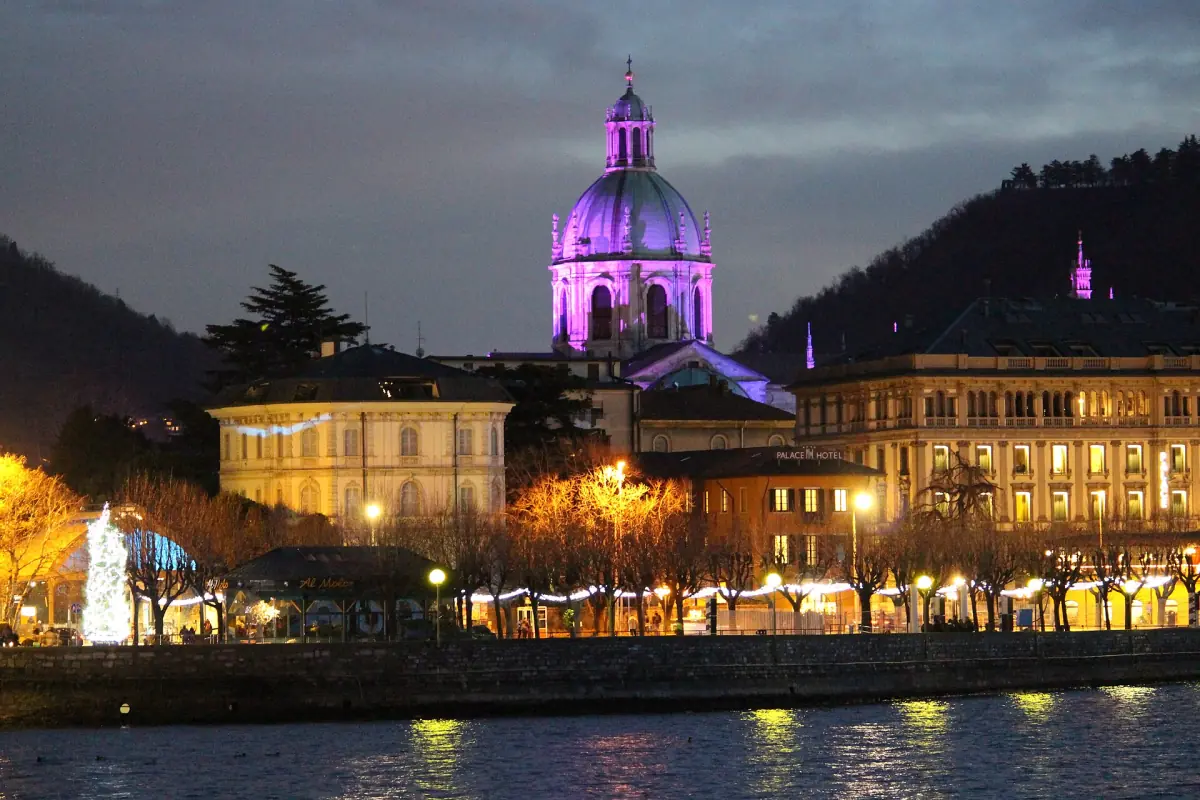 Como lakefront at night
