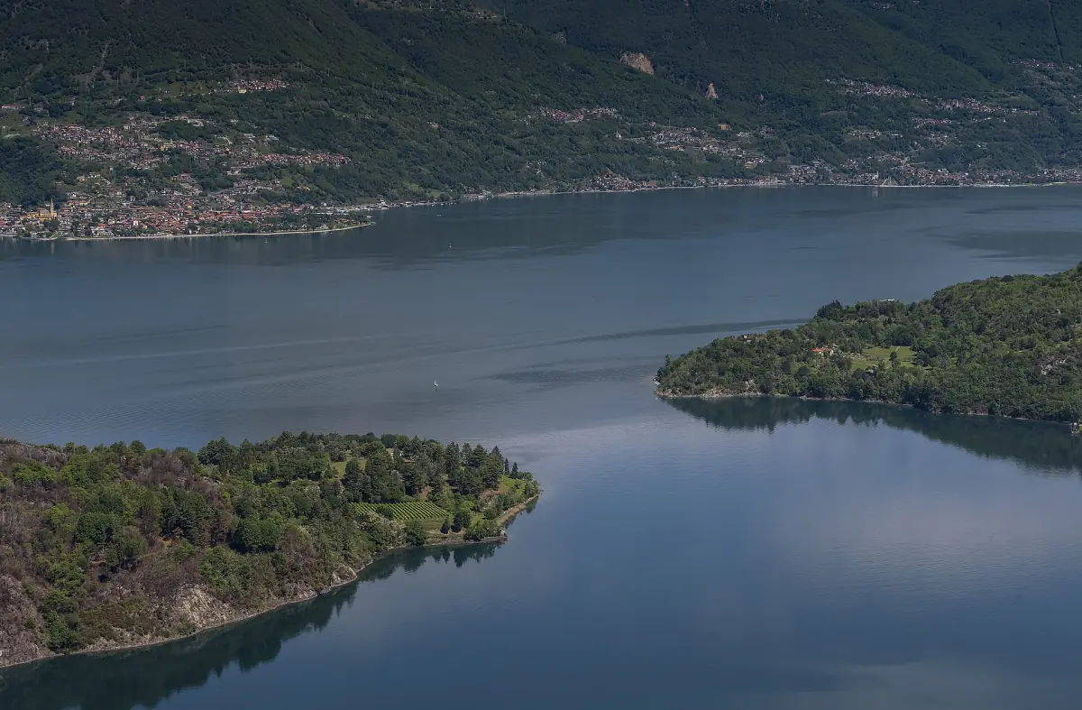 View over the lake from the Sentiero del Viandante