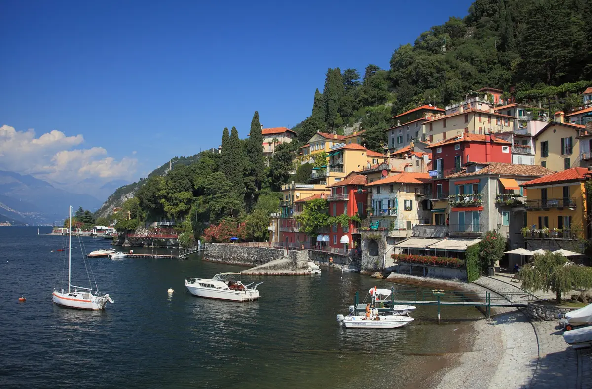 The harbour of Varenna with its colourful houses